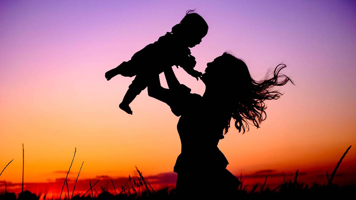 Lvi jako matky: Jak se tyto společenské a sebestředné osobnosti projevují v mateřství?