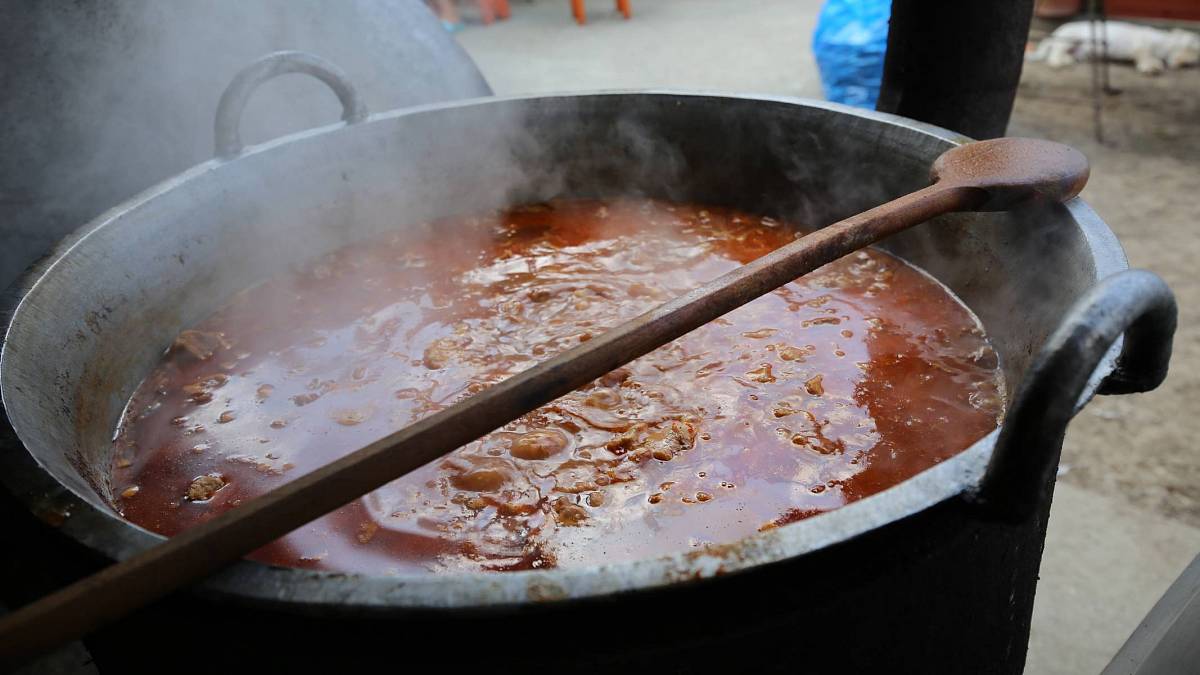 Umíte uvařit guláš? Tak si troufněte na soutěž ve vaření guláše Umíte uvařit guláš? Tak si troufněte na soutěž ve vaření guláše