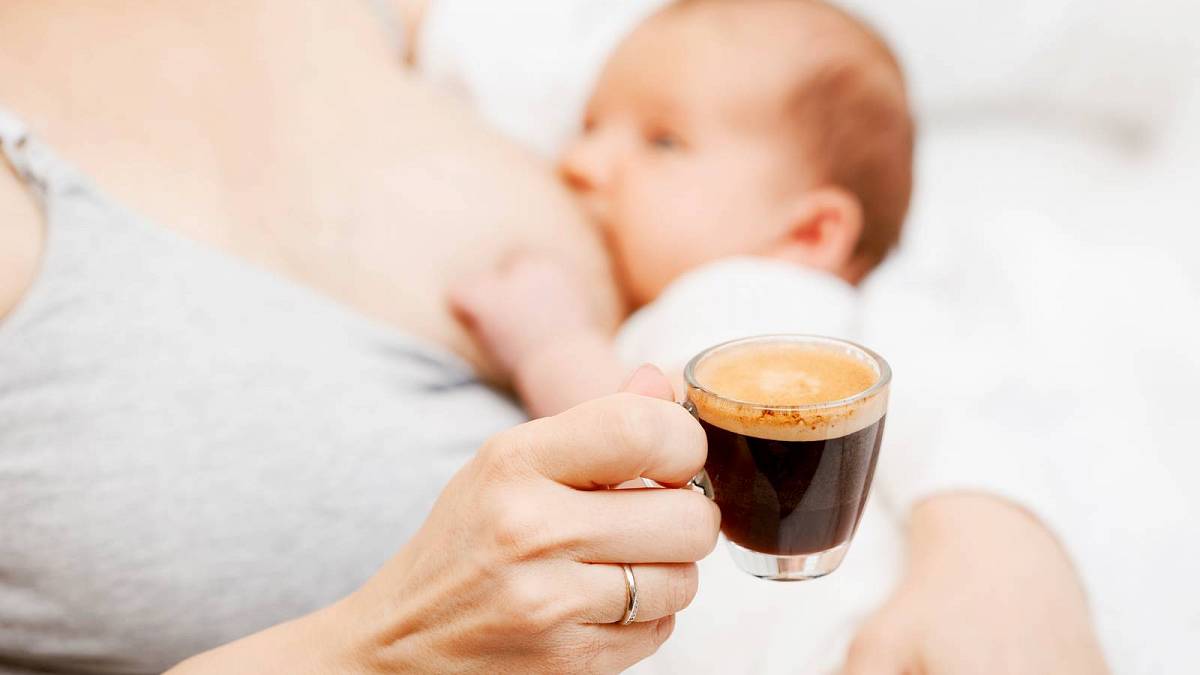 Jeden šálek kávy denně při kojení neškodí, tvrdí odborníci Jeden šálek kávy denně při kojení neškodí, tvrdí odborníci