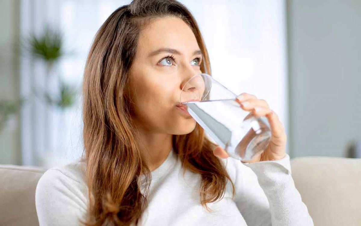 Dehydrataci pomůže určit barva moči. Přinášíme tipy, jak se naučit dodržovat pitný režim