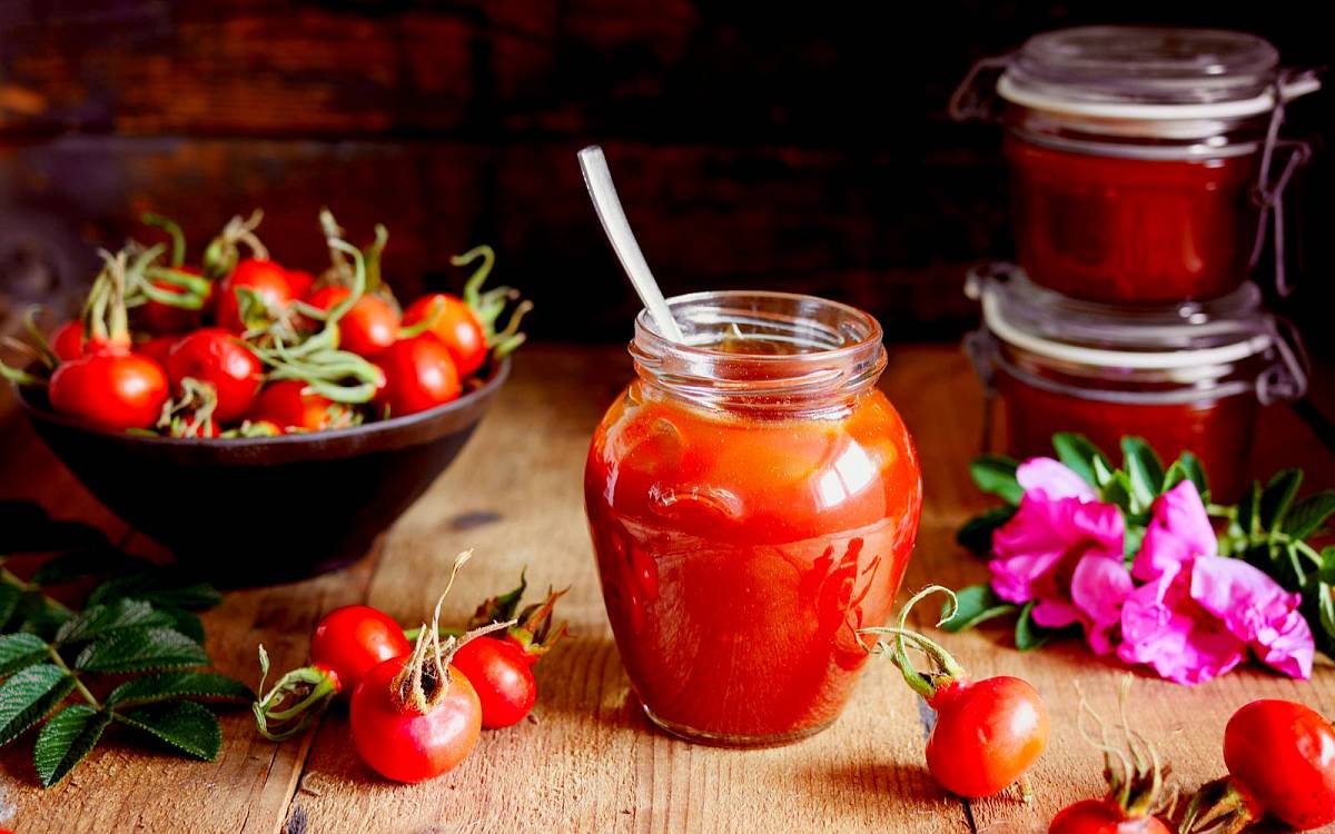 Jak zpracovat šípky: Šípkový čaj, sirup nebo marmeládu Jak zpracovat šípky: Šípkový čaj, sirup nebo marmeládu