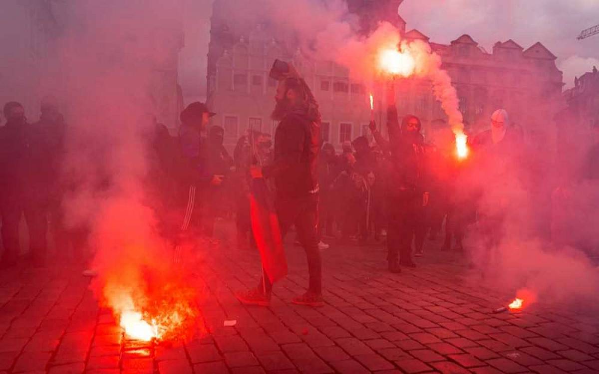 Demonstrace v Praze na Staromáku se zvrhla v potyčky s policií