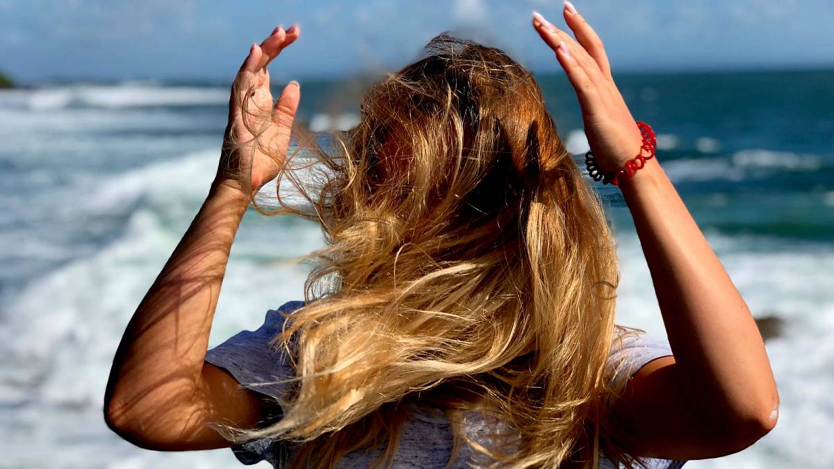 3 základní kroky pro oživení zesláblých vlasů po letních měsících