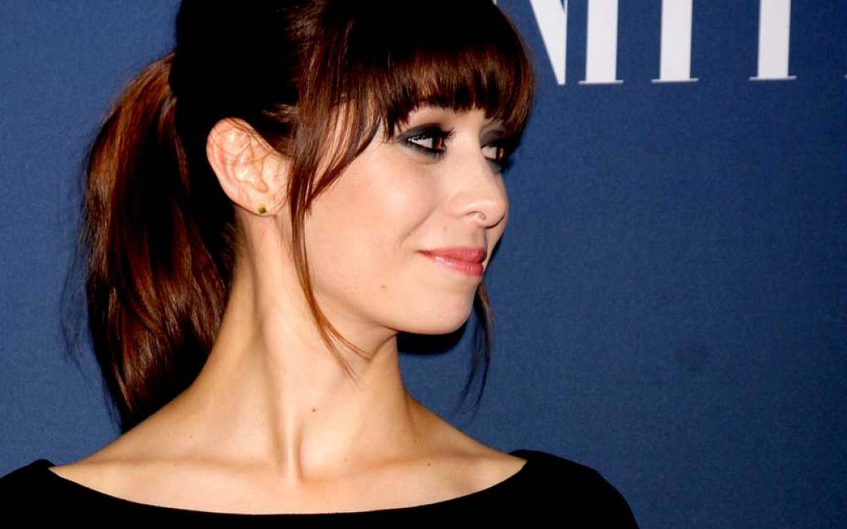 Tracy McConnell alias vyvolená Teda Mosbyho z HIMYM je v reálném životě bezdětná a více než kamera ji táhne mikrofon Tracy McConnell alias vyvolená Teda Mosbyho z HIMYM je v reálném životě bezdětná a více než kamera ji táhne mikrofon