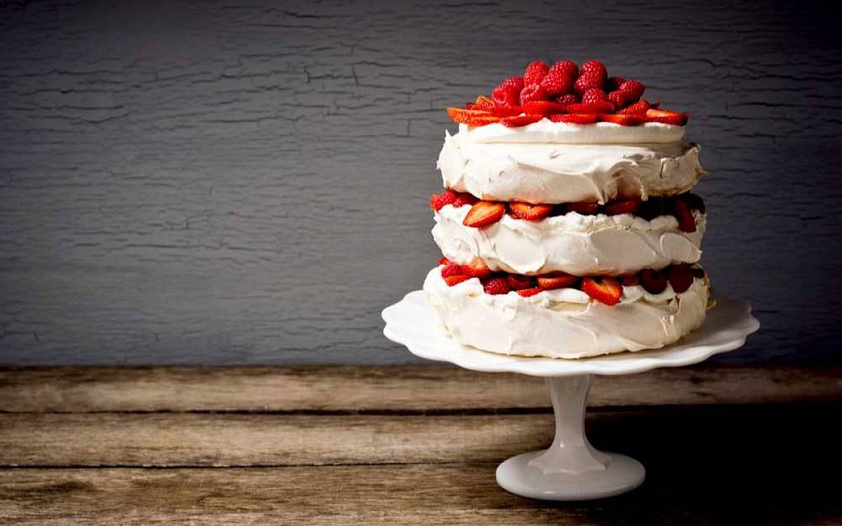 Dort Pavlova – netradiční sladká tečka, na kterou potřebujete jen pár surovin. Dle našeho receptu to zvládne každý. Dort Pavlova – netradiční sladká tečka, na kterou potřebujete jen pár surovin. Dle našeho receptu to zvládne každý.