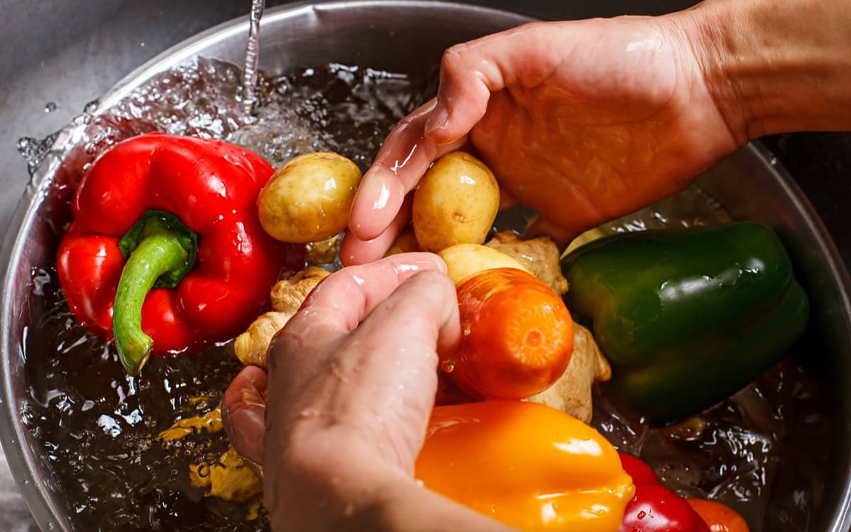 Jak správně umýt ovoce a zeleninu, aby se ze zdravé svačinky nestal chemický koktejl Jak správně umýt ovoce a zeleninu, aby se ze zdravé svačinky nestal chemický koktejl