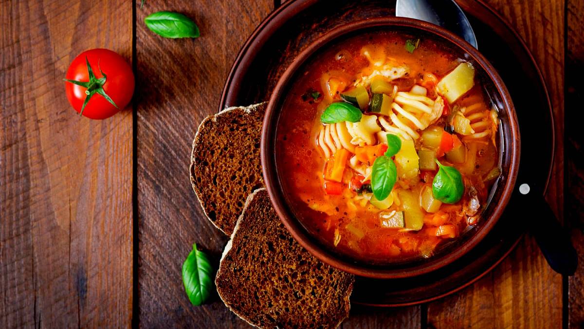 Minestrone: Barevná polévka plná čerstvých chutí z duhové zeleniny Minestrone: Barevná polévka plná čerstvých chutí z duhové zeleniny