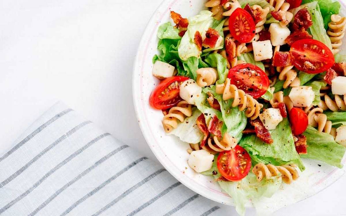 Lehký těstovinový salát – rychlý a jednoduchý recept, který musíte vyzkoušet Lehký těstovinový salát – rychlý a jednoduchý recept, který musíte vyzkoušet