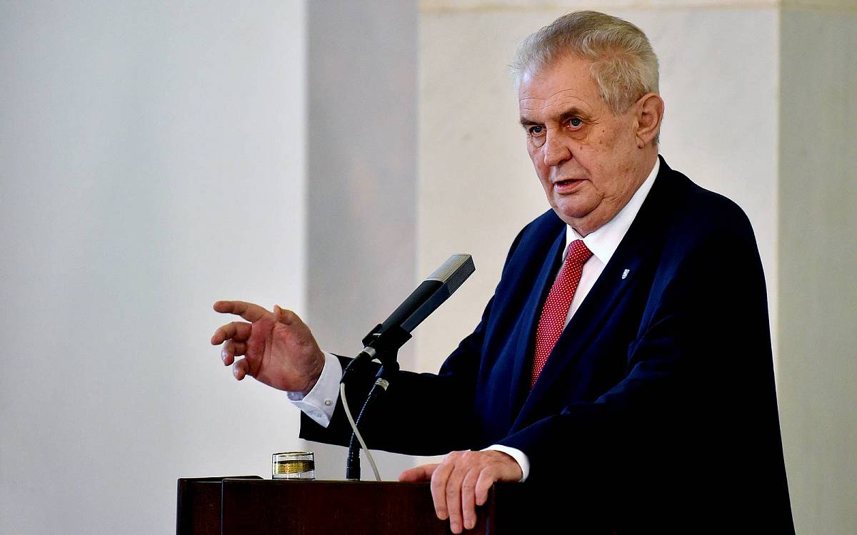 ,,Zeman je zrádce", demonstrují desítky lidí v Praze před ruskou ambasádou