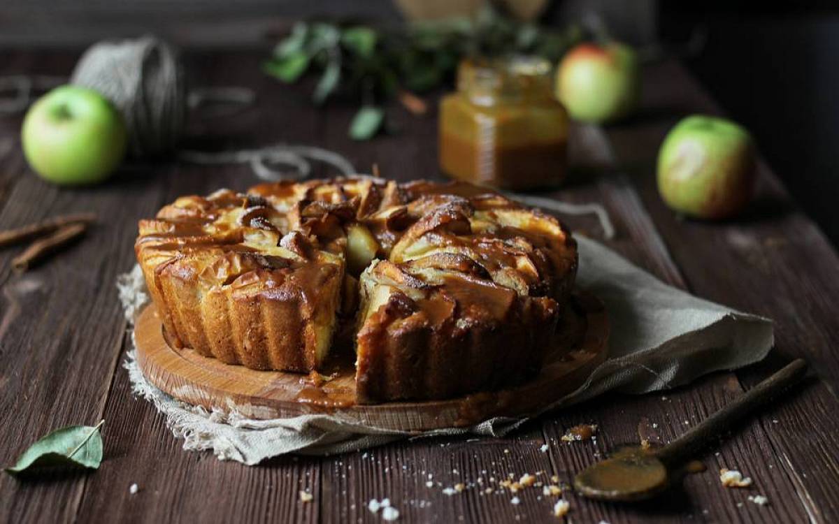 Zázvorovo-jablečný perníkový koláč se smetanou oceníte především v zimě. Zahřeje a prospěje imunitě