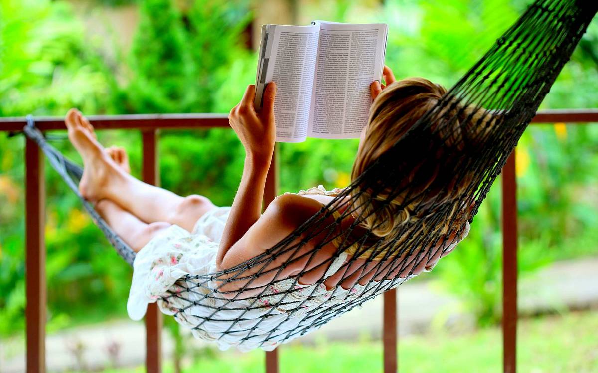 Tipy na letní čtení. Tyto knihy ještě stihnete do konce léta přečíst