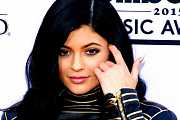 Kylie Jenner své matce vůbec neodpovídá na zprávy po šíleném fiasku s Forbesem Kylie Jenner své matce vůbec neodpovídá na zprávy po šíleném fiasku s Forbesem