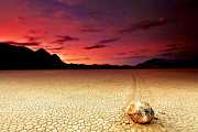 Tančící kameny v Údolí smrti: Jaké tajemství se za nimi skrývá
