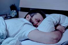 Jak naše poloha ve spánku ovlivňuje snění? Rozhodně více než byste čekali