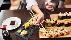 Zásady stolování u speciálních pokrmů. Sushi například můžete jíst i rukou, ale jen v některých případech
