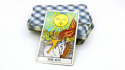 Tarotová karta Slunce vám projasní tuto středu