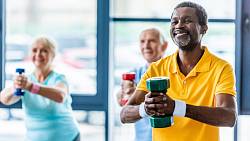 Silový trénink ve věku 60+ může přinést jenom benefity. Dejte šanci silovému tréninku a cvičení se zátěží
