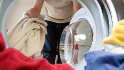 Faux pas ve praní: Vyhněte se těmto dvanácti chybám v praní a ochraňte své prádlo i pračku