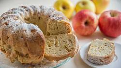 Bábovka s jablky a ořechy – užívejte sezónních plodů!