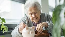Ani o 900 Kč, ani o 600 Kč. Vláda konečně zveřejnila, o kolik se zvednou důchody od ledna 2027