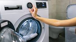 Kolik elektřiny spolyká pračka při praní na 60 °C místo na 30 °C? Když spočítali ten rozdíl za rok, nestačili se divit
