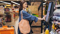Některé supermarkety ruší samoobslužné pokladny. Zdržují a zákazníci kradou