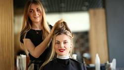 Kolik si vydělá kadeřnice na maloměstě za měsíc i s dýšky? Až to číslo uvidíte, spadne vám brada