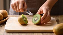 Měsíc jedl každý den jedno kiwi. Pak se stalo něco, s čím nepočítali ani lékaři
