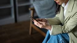 Toto je nejzákeřnější aplikace v mobilu. Šmíruje vás a práskne úplně všechno