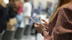 Právník radí: Jak legálně sledovat mobil svého partnera. Pozor, můžete hodně narazit