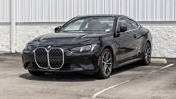 Své drahé BMW zaparkoval přes dvě parkovací místa. Obec mu dala tak za vyučenou, že na to do smrti nezapomene