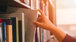 KVÍZ: Tenhle kvíz maturitní literatury potrápí každého, kdo si myslí, že Mácha a Neruda jsou staří přátelé
