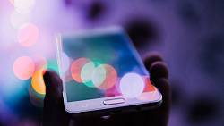 Čistíte si displej mobilu tričkem? Ukážeme vám, proč je to nejrychlejší cesta do servisu