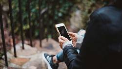 V mobilu ji mají statisíce Čechů. Šmíruje, krade data a předává je dál