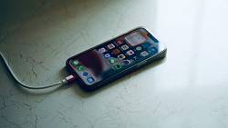 Tuhle chybu dělá při nabíjení telefonu půlka Česka. Zkracujete si tím životnost o roky