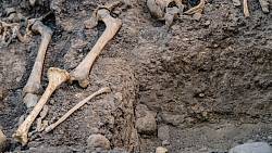 Dělníci kopali kanál a náhle jim ztuhla krev v žilách: objevili tajemství, které šokovalo i nejzkušenější archeology