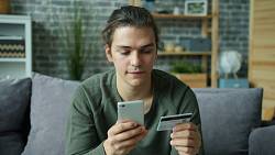 Pozor na platby mobilem, varují banky. Jediná chybná SMS vás může připravit o statisíce
