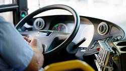 Kolik bere řidič příměstského autobusu na vesnických linkách? Částka na výplatní pásce vás překvapÍ