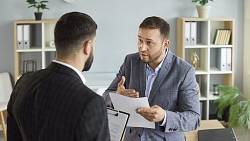 Smí vám šéf zavolat během dovolené kvůli práci. 90 % Čechů si myslí pravý opak