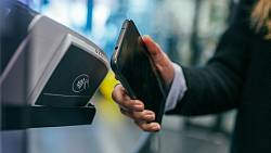 Platby v obchodech mobilem končí od 31. března. Kdo neudělá tuto věc, Google mu vypne služby