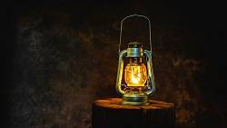 Zbyla vám doma stará petrolejová lampa po babičce. Neuvěříte, kolik tisíc jsou za ni teď starožitníci ochotni zaplatit