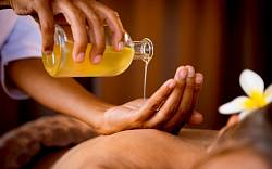 Olejová masáž a její výhody pro pohodu těla i duše