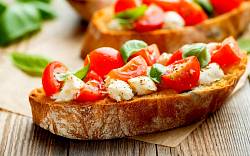 Křupavá pochoutka k vínu: Bruschetta s rajčaty a bazalkou