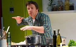 Jamie Oliver a jeho cesta od zvídavého dítěte nakukujícího pod pokličky až po majitele restaurací