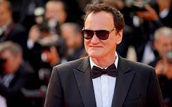 Filmový všeználek a geniální režisér Quentin Tarantino oslavil 58. narozeniny. Jeho kariéru odstartovala lež