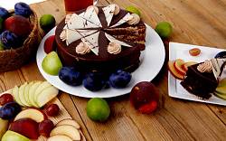Vláčný kefírový koláč s jablky a čokoládovou polevou