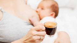 Jeden šálek kávy denně při kojení neškodí, tvrdí odborníci