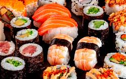 Sushi na jedničku: Víte, jak poznáte skutečně dobré sushi a jak se vlastně správně jí?