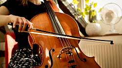 Jaké výhody přináší hra na violoncello