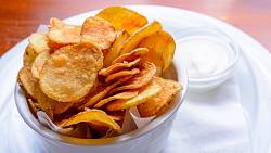 Jak si připravíte vynikající domácí chipsy? Oblíbená pochoutka bude během chvíle